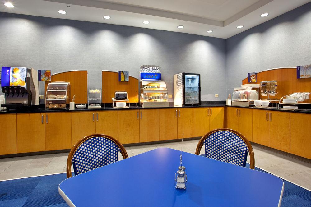Holiday Inn Express Hotel & Suites Norfolk Airport By Ihg Exterior photo